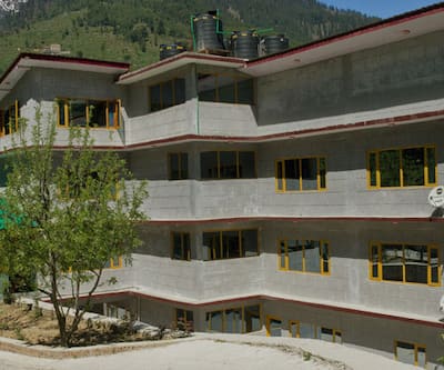 https://imgcld.yatra.com/ytimages/image/upload/t_hotel_yatra_city_desktop/v1437895273/Domestic Hotels/Hotels_Manali/Prini Palace/Overview.jpg